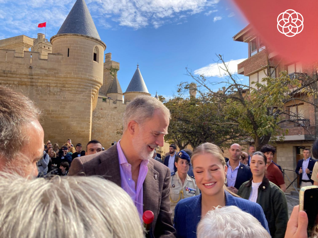 Obsequio de la Bodega Cooperativa Cosecheros a la Princesa Leonor en su visita al Palacio Real de Olite