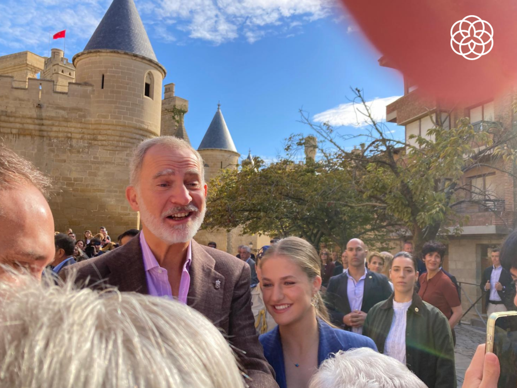 Obsequio de la Bodega Cooperativa Cosecheros a la Princesa Leonor en su visita al Palacio Real de Olite